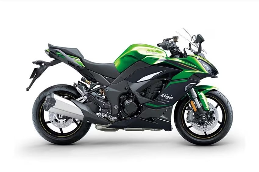 <div class='descrGalleryTitle'>5.	Kawasaki Ninja 1100SX</div><div class='descrGalleryText'><p>Similmente alla Suzuki GSX-S1000GT, la Ninja 1100 SX incarna il <b>concetto originario di moto sport touring</b>: è di base una sportiva, ma resa più sfruttabile e comoda anche sulle lunghe percorrenze. Il propulsore cresce da 1.043 a 1.099 cc proprio quest’anno, ma la <b>potenza curiosamente scende da 142 a 136 cavalli</b>, pur se migliora di un qualcosa la coppia. Una scelta dovuta in sostanza alla volontà di unificare la motorizzazione per Ninja e Versys, e rispetto alla vecchia 1000 il propulsore è stato rivisto a fondo per r<b>endere l’erogazione più fluida</b>&nbsp;ai bassi e medi regimi, con misure meno superquadre, valvole con alzata inferiore, volano appesantito e nuova mappatura. La Ninja 1100 SX non cambia molto a livello ciclistico rispetto al vecchio modello, se non per un disco freno posteriore maggiorato, e resta bellissima da guidare; Kawasaki ha giustamente tirato la coperta <b>ancor più dalla parte del turismo, </b>che questa moto sa fare con gran gusto. Il prezzo di listino è di 15.190 euro.</p>
</div>